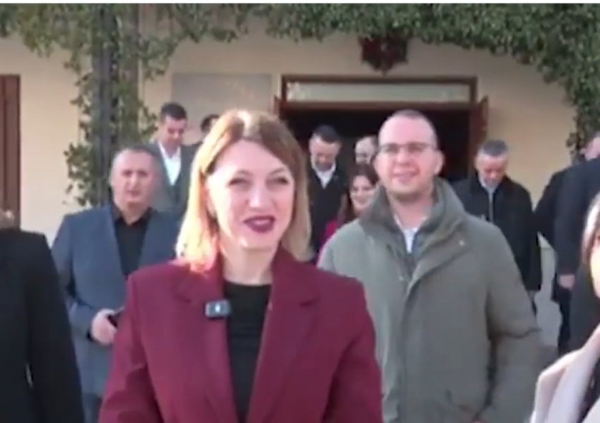 'Ju lutem edhe njëherë, më falni…'/ Ngatërrohet gjatë urimit të Krishtlindjes, gafa në transmetim live e Prefektes së Shkodrës