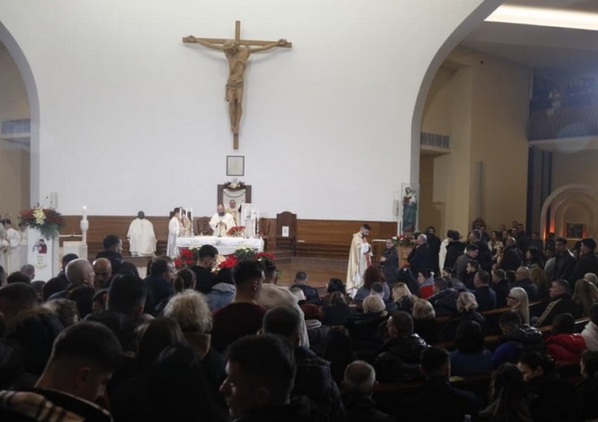 Besimtarët e krishterë festojnë sot Krishtlindjen, qytetarët luten për më shumë shëndet e mirësi 