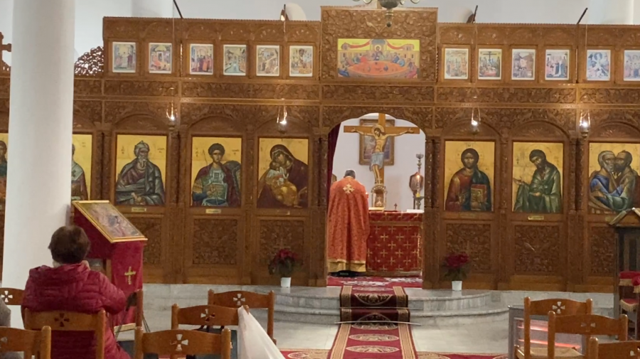 Besimtarët ortodoksë kremtojnë Krishtlindjet në kishën e Shën Gjergjit në Lushnje