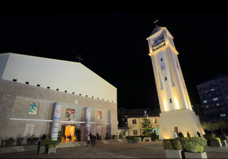 Krishtlindja në Lezhë: Qindra besimtarë në Katedralen e Shën Nikollit