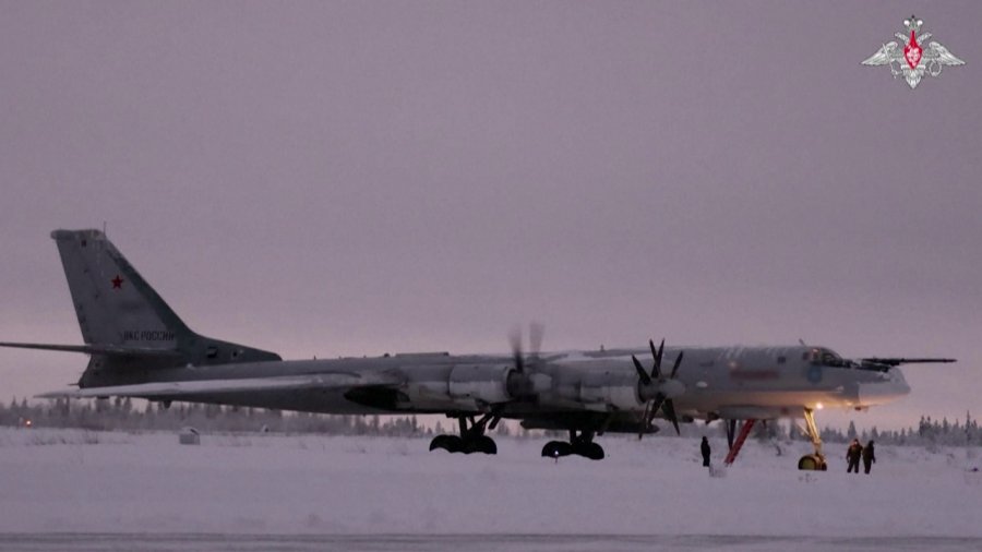 Lojëra lufte në ajër, bombardues rusë në Skandinavi shoqërohen nga avionët e NATO-s