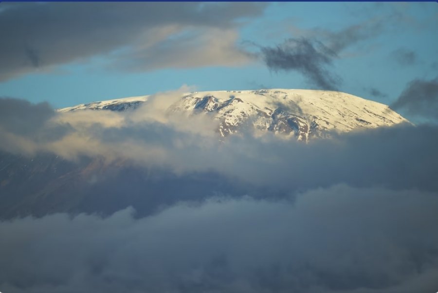 Pesë të vdekur nga rrëzimi i një helikopteri shpëtimi në Kilimanxharo