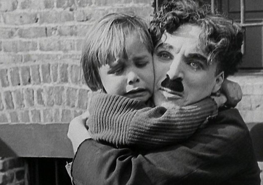 Publikohet letra emocionuese që Charlie Chaplin i dërgoi vajzës së tij natën e Krishtlindjes 