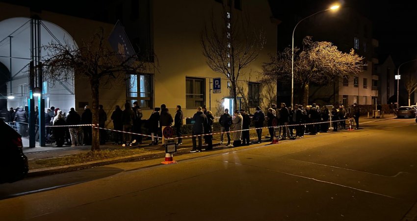 Sa ishte numri i personave që votuan në 25 përfaqësi diplomatike?