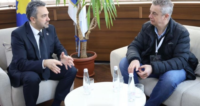 Hargreaves viziton KQZ-në në ditën e zgjedhjeve të jashtëzakonshme, thekson profesionalizmin e stafit