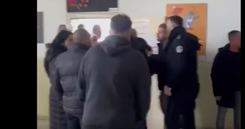 Mërgimtari bllokoi derën e vendvotimit pasi nuk iu lejua të asistojë në votim për nënën e moshuar – detaje nga incidenti në Zhegër