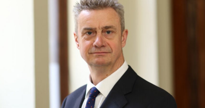 Ambasadori britanik viziton vendvotimin në Mitrovicën e Veriut: Moti i ftohtë nuk duhet të pengojë qytetarët që të votojnë