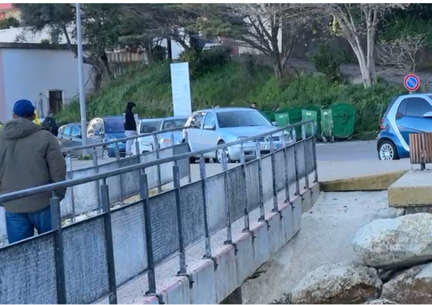 Vlora pa ujë prej 72 orësh, qytetarët detyrohen të marrin ujë në burime publike