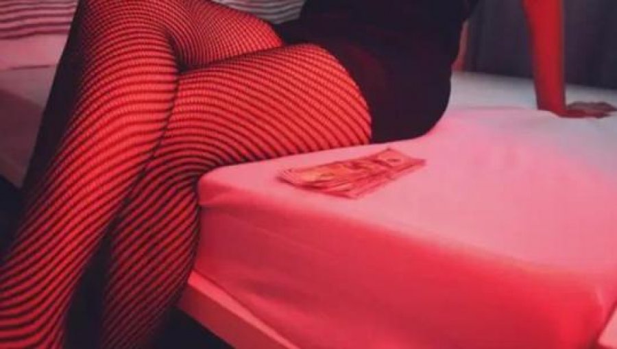 Dyshohet se ushtronte prostitucion në një zonë të Tiranës, nën hetim 28-vjeçarja