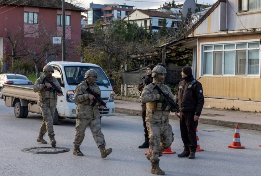 Policia turke arreston mbi 100 të dyshuar në bastisjet kundër ISIS-it