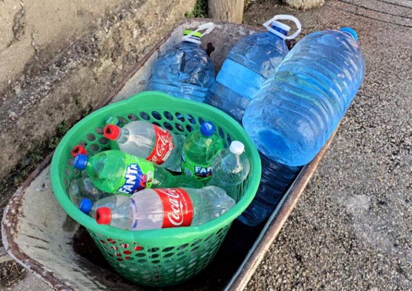 Mungesa e ujit të pijshëm vijon në disa lagje të Vlorës, banorët të detyruar të furnizohen me autobote