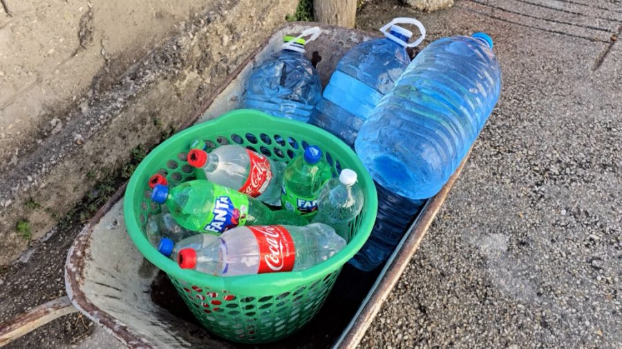Mungesa e ujit të pijshëm vijon në disa lagje të Vlorës, banorët të detyruar të furnizohen me autobote