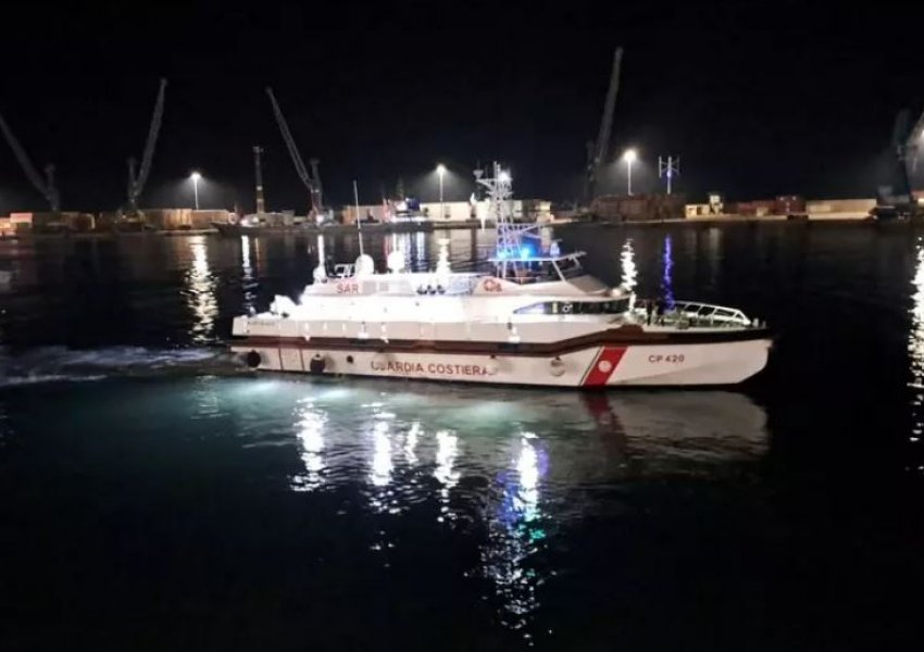 U larguan nga kampet e Gjadrit, zbarkojnë në Bari 43 emigrantët