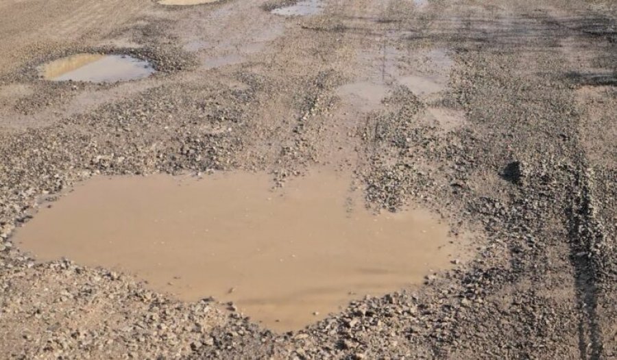 Mungesa e infrastrukturës rrugore dhe mungesa e ndriçimit, shqetësim për një bllok banimi në lagjen '28 Nëntori', Elbasan