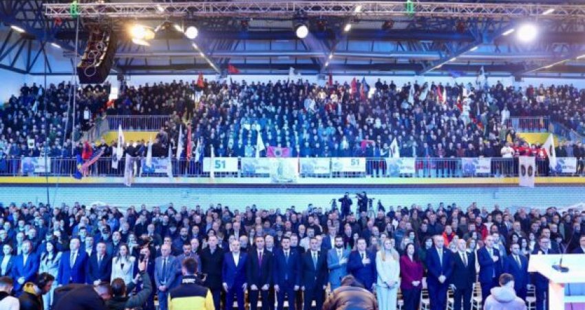 Limaj publikon fotografi nga tubimi në Deçan: Sot e përherë, Deçani është rreshtuar për Kosovën fituese
