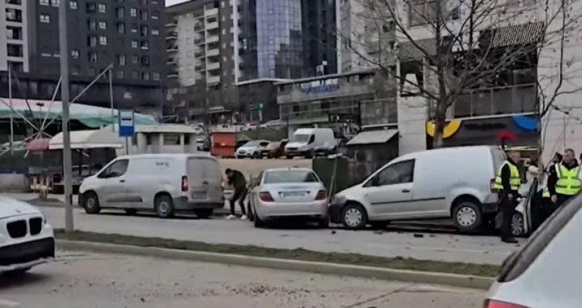Aksident në mes 7 veturave tek “rruga B” në Prishtinë, lëndohen pesë persona