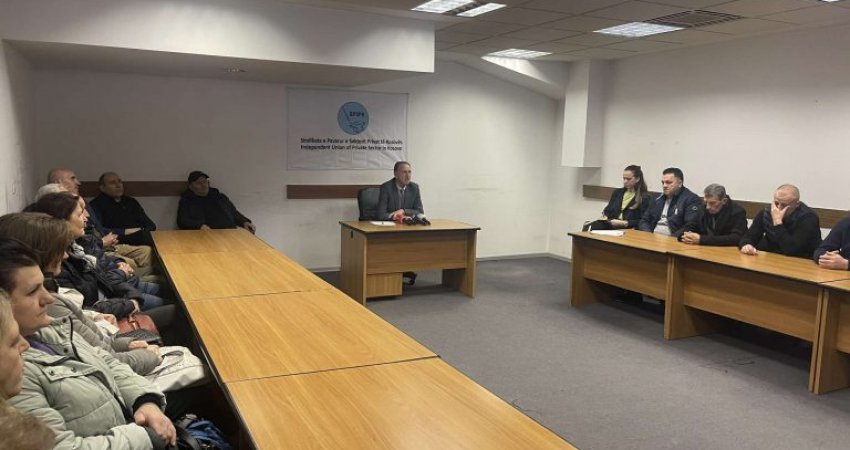 Punëtorët e sektorit privat kërkojnë paga siç u rritën në sektorin publik, kërcënojnë me greva e protesta