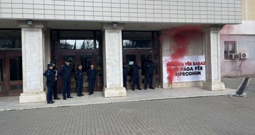 Mbahet një aksion simbolik kundër diskursit të partive në fushatë ndaj grave: Po e shohin gruan si një mjet për riprodhim