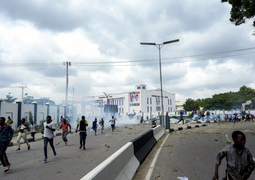 Nigeri/ 17 fëmijë humbin jetën pasi konvikti i tyre u përfshi nga flakët e zjarrit 