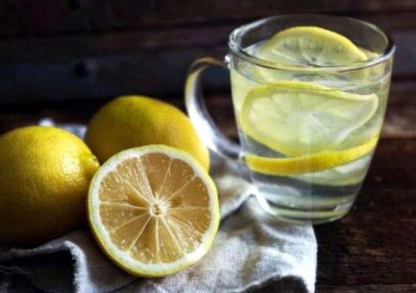 Bie miti se konsumimi në mëngjes i ujit të ngrohtë me limon të dobëson