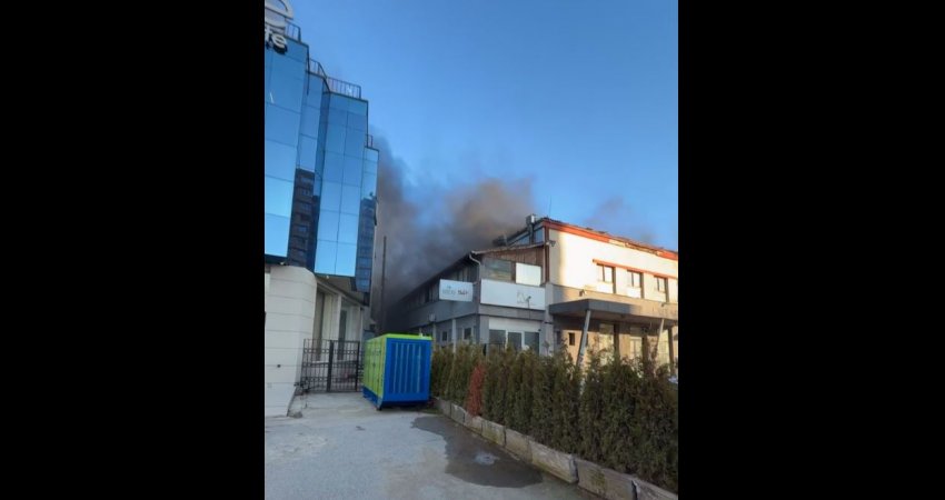 Policia në vendin e ngjarjes ku ndodhi zjarri në ish-objektin e Kino ABC-së