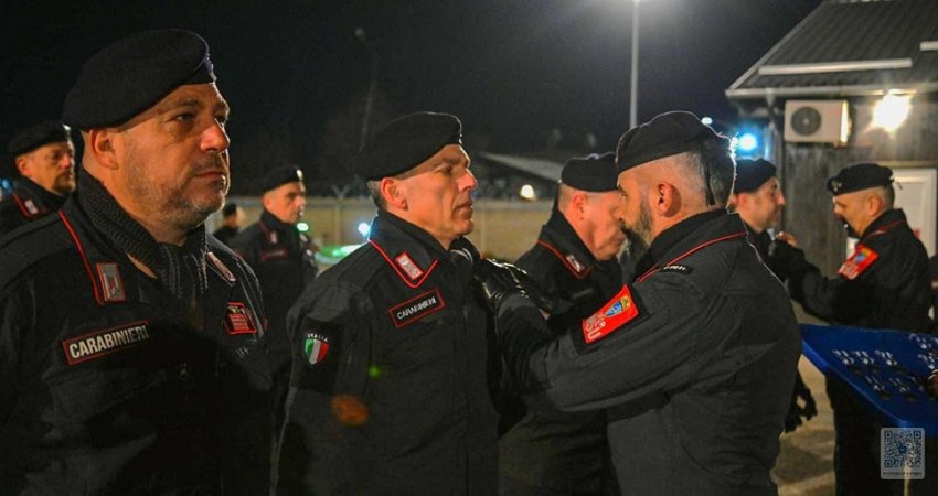 Komandanti Massimo dekoron me medalje ushtarët italianë të KFOR-it