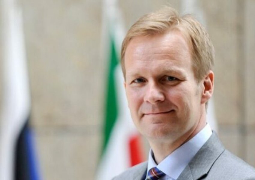 Emisari i ri i dialogut bisedon ndaras me Bislimin dhe Petkoviqin, merr ftesa për vizita në Kosovë e Serbi