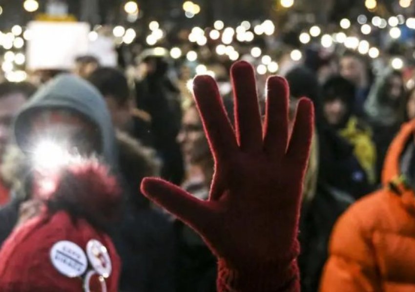 Deputetët gjermanë: Vuçiq duhet të dëgjojë protestuesit!