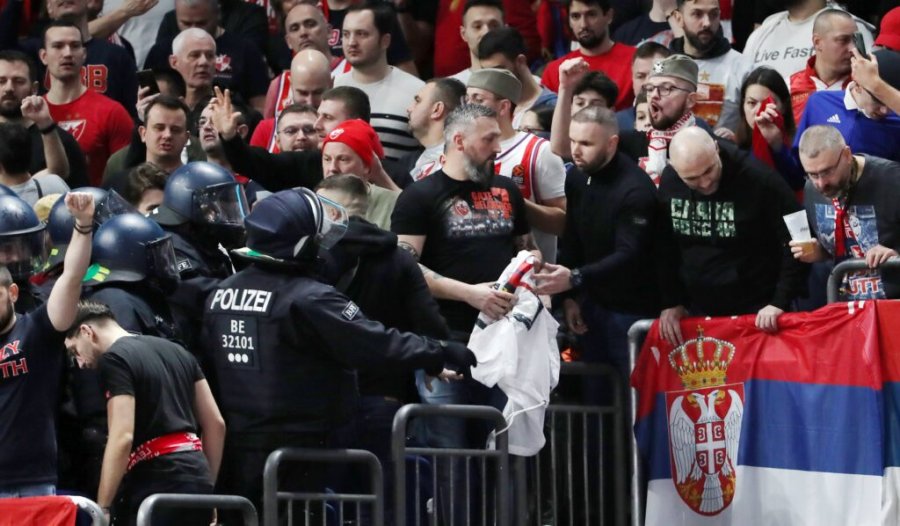 Policia gjermane largon banerat e tifozëve serbë që paraqisnin Kosovën si pjesë të Serbisë