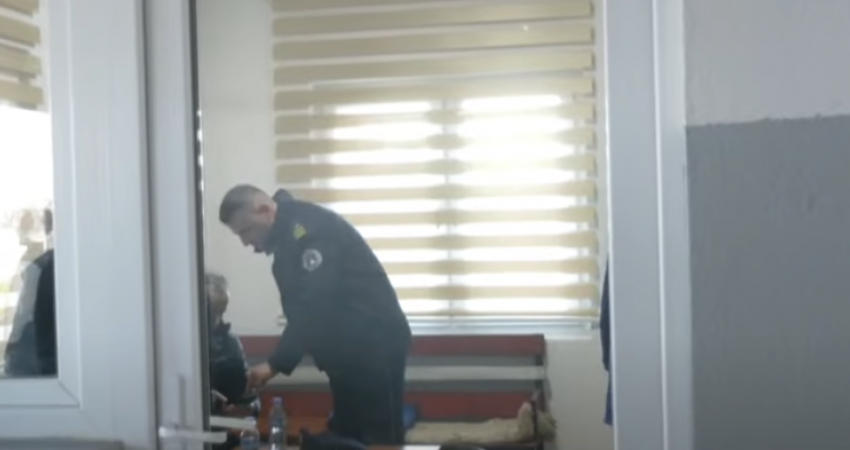 Një person në Gjilan tenton të fotografojë votën, ndalohet nga policia