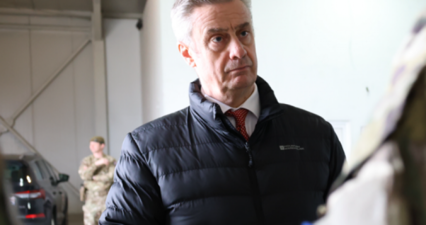 Ambasadori britanik viziton veriun, u bën thirrje kosovarëve që të ushtrojnë të drejtën e votës