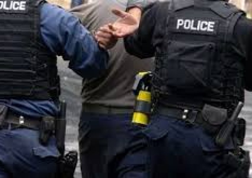 Sulmohet një person pranë qendrës së votimit në Kosovë, arrestohen dy të dyshuar
