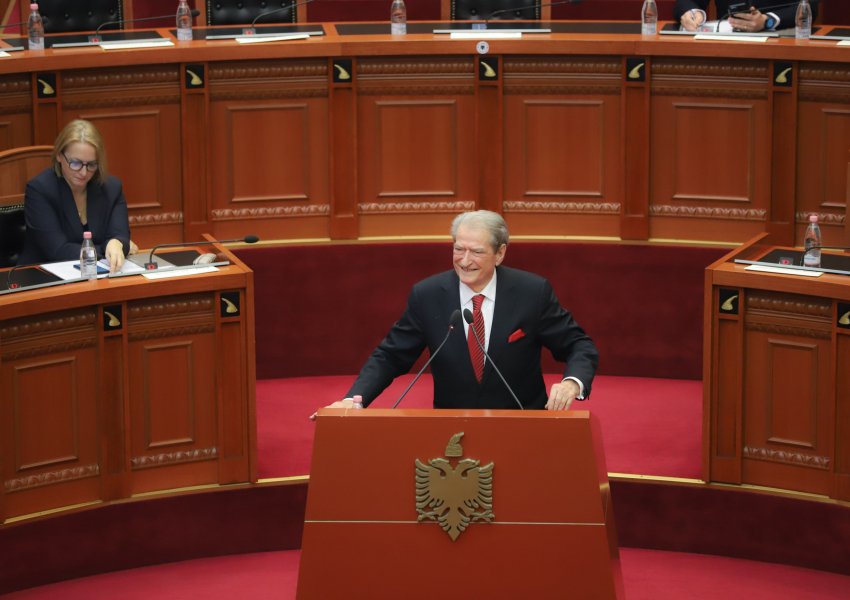 Berisha: Edi Rama nuk mund të fshihesh pas fustanit të Ajola Xoxës dhe as Erion Veliajt