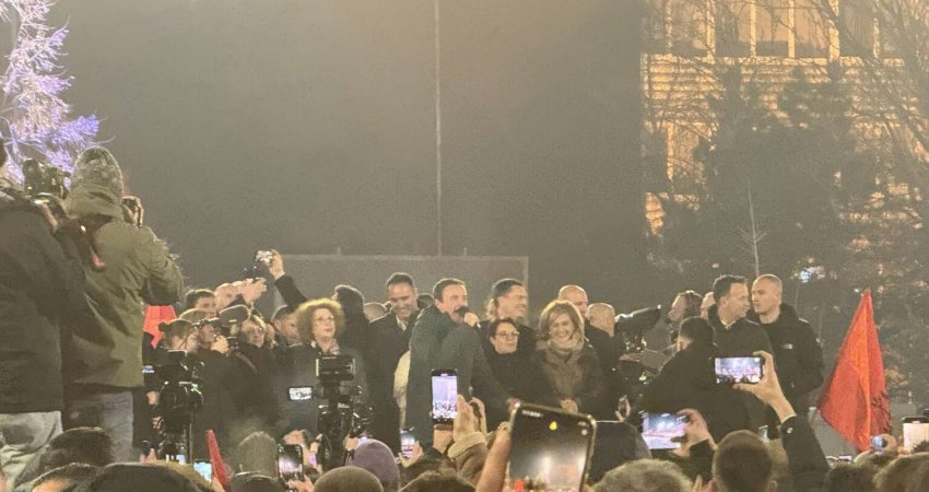 “Baba, baba” Albin Kurti pritet në sheshin e Prishtinës – përçmon PDK’në e LDK’në