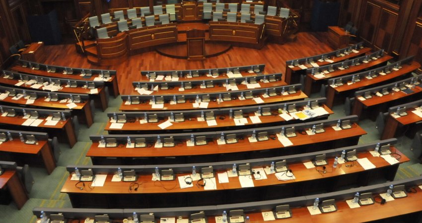 Shpërndarja e deputetëve me rezultatet aktuale: VV 46 ulëse në Kuvend, PDK 25, LDK 20, AAK-NISMA 9