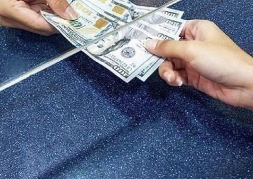 Këmbimi valutor/  Ja me sa po blihen dhe shiten dollari dhe euro