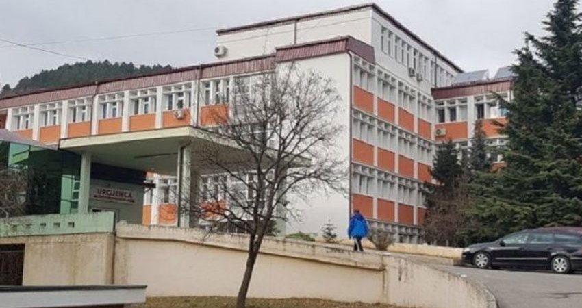 Një burrë në Klinë e bën për spital gruan e tij