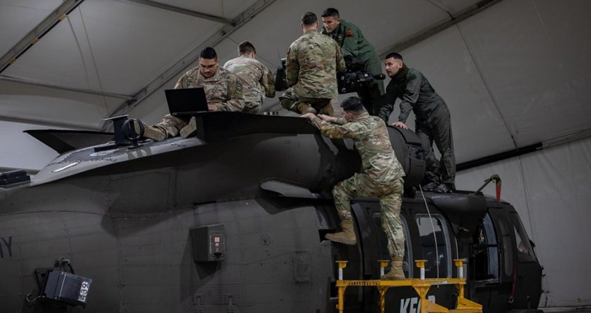 Ushtarët amerikanë dhe ata shqiptarë të KFOR-it punojnë në mirëmbajtjen e helikopterëve Blackhawk