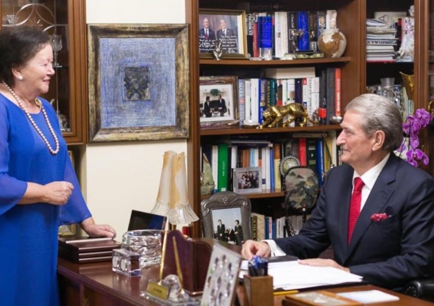 ‘Ndjenja më e bukur’/ Berisha bën urimin e veçantë për bashkëshorten e tij, në ditën e Shën Valentinit