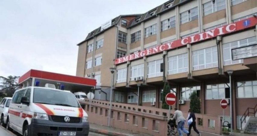 Rasti në QKUK, policia: Burri i shkoi gruas në vendin e punës dhe ia kufizoi lëvizjen
