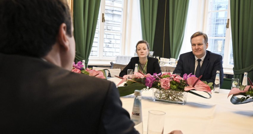    “Nënshkrim të marrëveshjes, tërheqja e letrës e dorëzimi i Radoiçiqit”, Kurti me kërkesat e vjetra në takimin e parë me emisarin e ri