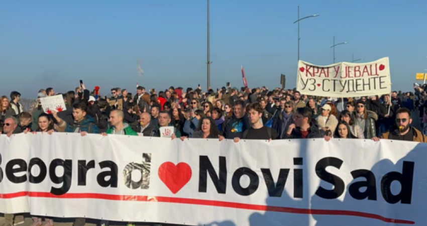 Serbët e Kosovës nisen për Serbi në përkrahje të protestave të studentëve