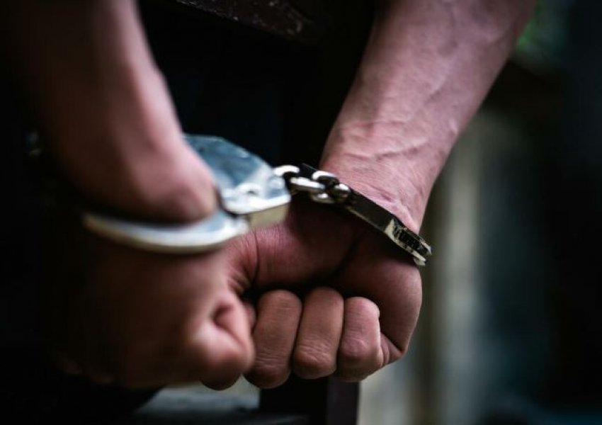 Kanosi me thikë bashkëshorten dhe djalin e tyre të mitur, arrestohet 57-vjeçari në Maliq