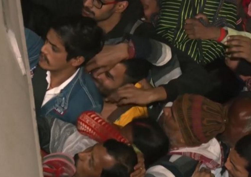 U shtypën nga turma/ 18 viktima dhe të paktën 10 të plagosur në një stacion hekurudhor në Nju Delhi