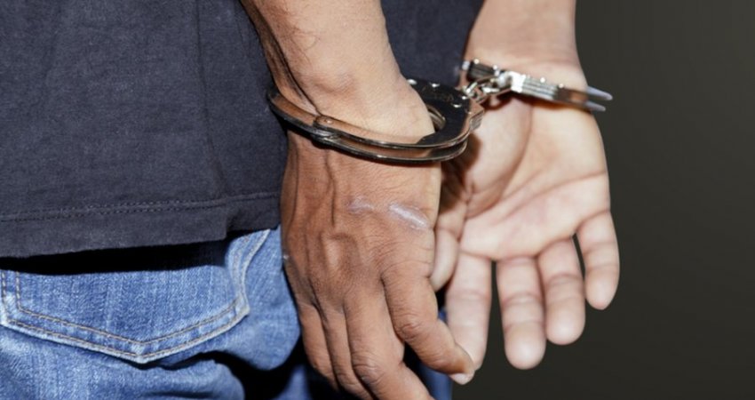 I ndihmoi një të dyshuari të arratiset pas seancës gjyqësore, arrestohet një përson