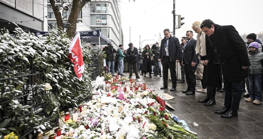 Kurti me gruan bëjnë homazhe në vendin e sulmit në Mynih ku vdiqën dy persona: Jemi me popullin gjerman