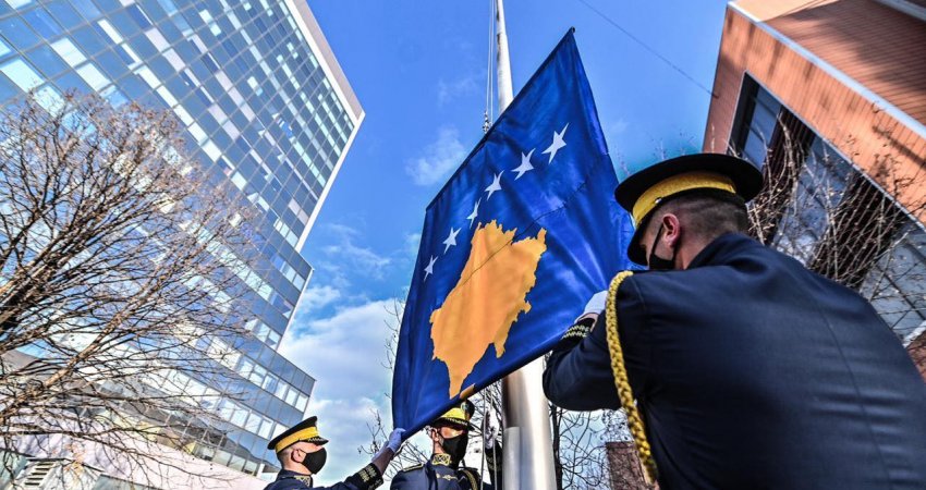 “Asgjë nuk mund ta ndalë Republikën tonë” – Në 17-vjetorin e pavarësisë kujtohet sakrifica e popullit për liri