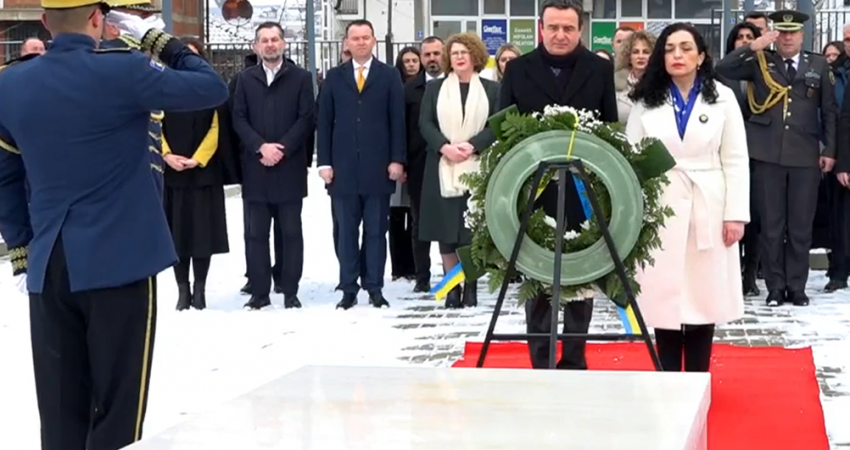 Osmani dhe Kurti bëjnë homazhe te varri i Rugovës dhe Demaçit