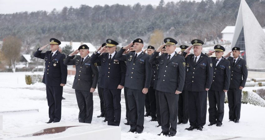 Udhëheqësit e lartë të FSK-së bëjnë homazhe te Kompleksi Memorial “Adem Jashari”