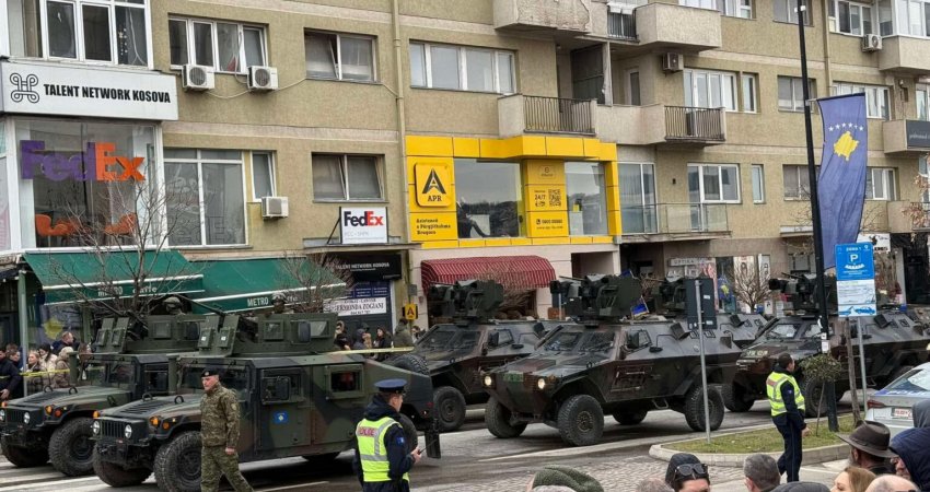 Nder dhe krenari: FSK dhe Policia e Kosovës nderojnë 17-vjetorin e Pavarësisë me parakalim